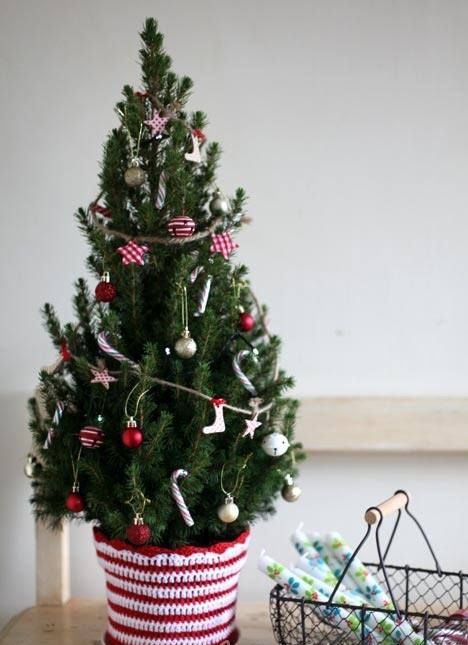 29 Small Christmas Tree Decor Ideas - Shelterness