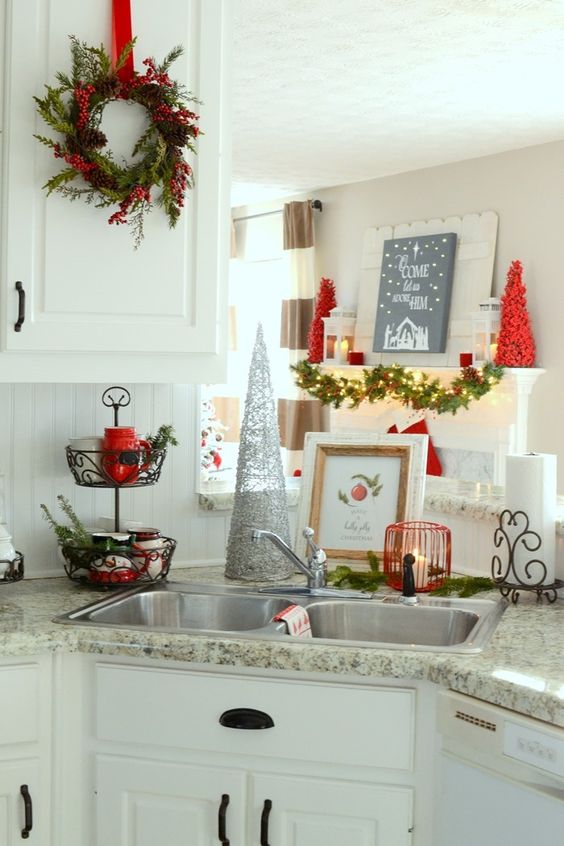 26 Cozy Christmas Kitchen Décor Ideas - Shelterness