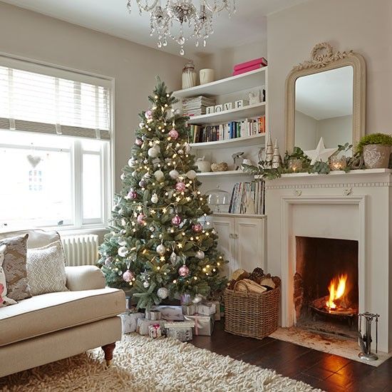 40 Cozy Christmas Living Room Décor Ideas - Shelterness