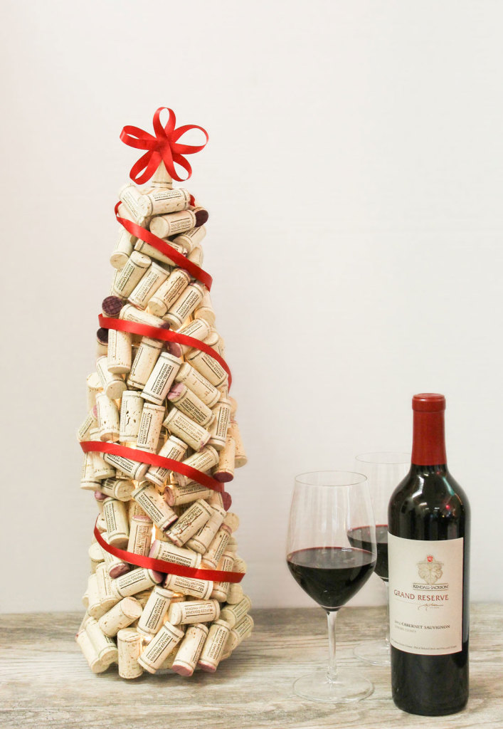 12 Cute DIY Wine Cork Christmas Crafts - Shelterness