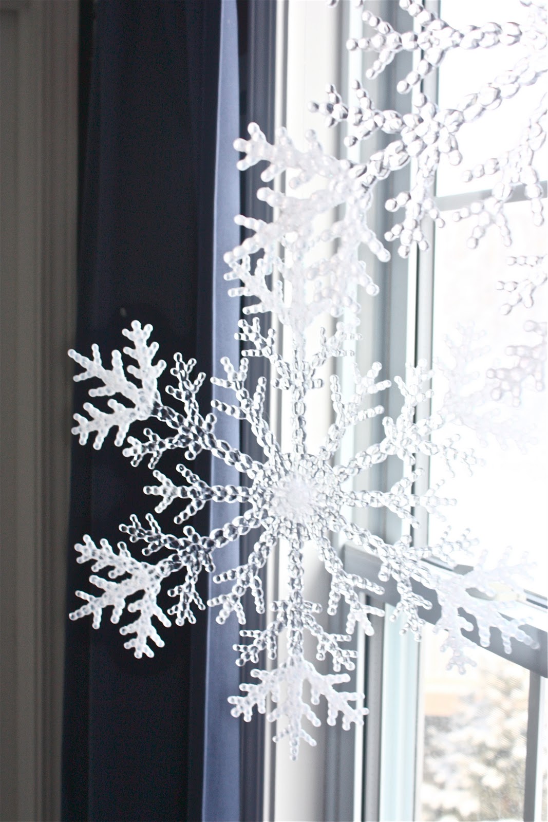 12 Cutest And Easiest DIY Christmas Window Décorations - Shelterness