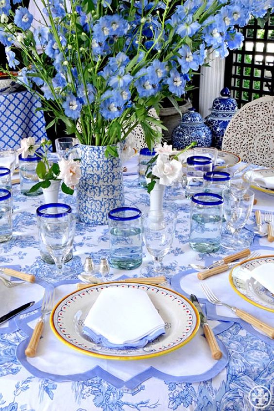 shades of blue and some yellow touches for a chic table