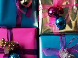 10 Gift Wrap Ideas With Christmas Ornaments