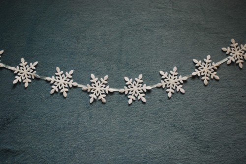 Easy And Cheap DIY Snowflake Christmas Garland (via shelterness)