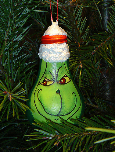 Recycled Light bulb Christmas Ornaments (via wickedstepmom)