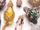 Wonderful DIY Lightbulb Ornaments Embellished With Crochet