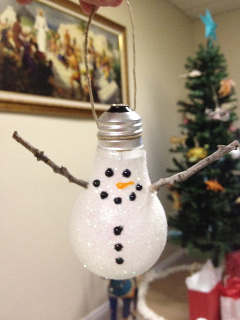 DIY Snowman Lightbulb Ornament
