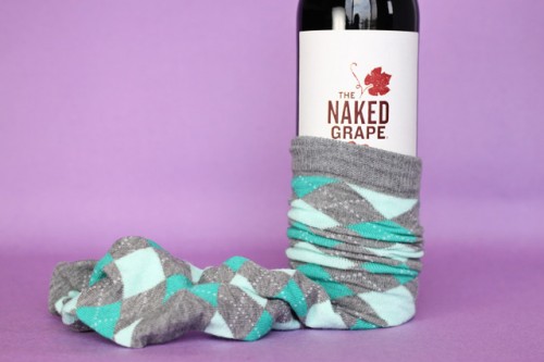 DIY Cute Knee Socks Wine Wrap (via formalfringe)