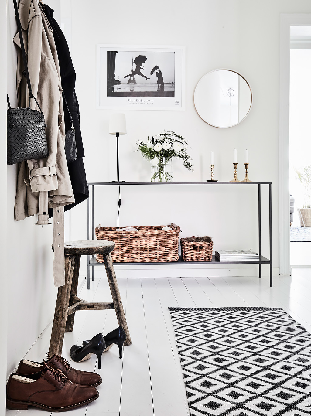 scandinavian style is a great idea to decorate an entryway