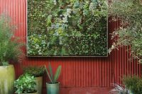 Living wall planter that looks like a real masterpiece