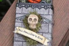 a box with moss and a skull, with hay and a pumpkin inside is a very cool and unusual Halloween party invitation