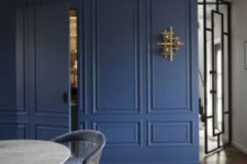 geometric molding on the ceiling plus navy molding on the wall that matches make up a chic space