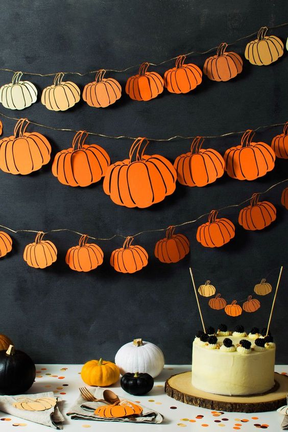 a drawn pumpkin garland of paper is a sytlish and easy idea for Thanksgiving, use bold colors