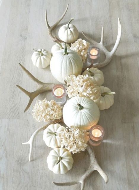 antlers, white pumpkins, and white hydrangeas for a refined and non-typical Thanksgiving centerpiece