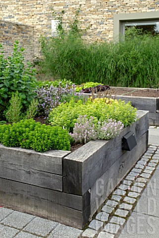 DIY Raised herb garden isn't that hard to make. Alhtough it works really well! (via homesthetics)