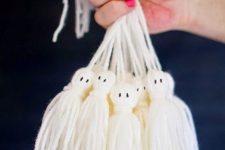 a fun bunch of tassel ghosts for kids’ Halloween parties can be easily and fast made