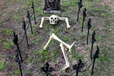 a grave with a skeleton is a fun idea to make your front or backyard special for Halloween