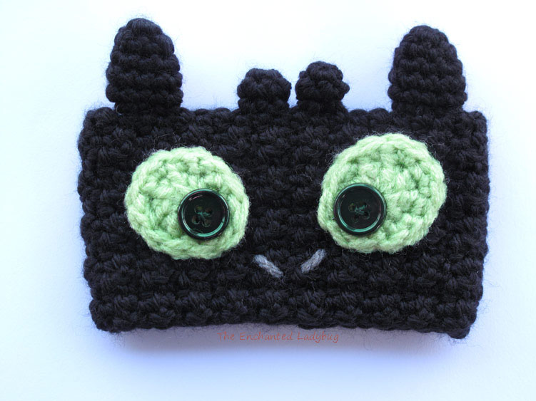 Cute Toothless cup cozy pattern for those who like How to Train Your Dragon (via enchanted-ladybug.com)