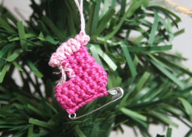 mini crochet ice skate ornament (via craftpenguin)