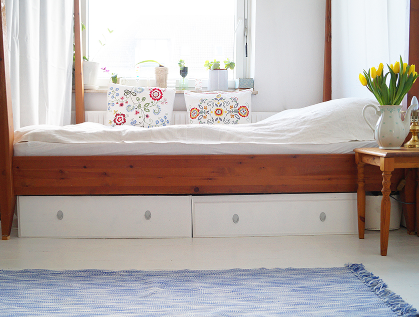 DIY IKEA bed drawers hack (via nur-noch)