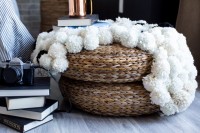 diy-chic-pompom-rugs-to-feel-cozy-in-the-winter-3