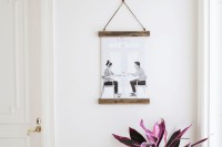 easy-diy-poster-hanger-for-your-photos-5