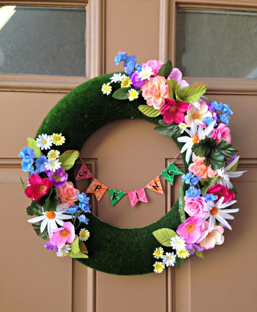 DIY spring wreath (via mommylikewhoa)