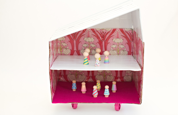 DIY dollhouse on wheels (via hellowonderful)