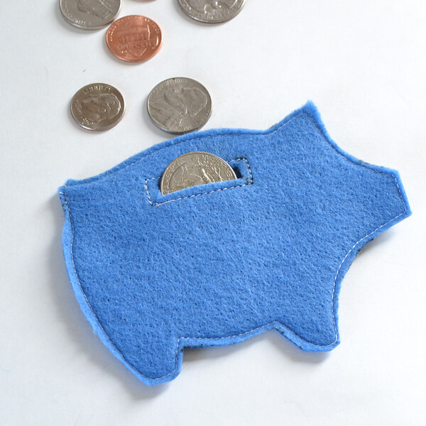 DIY small felt piggy banks (via dreamalittlebigger)