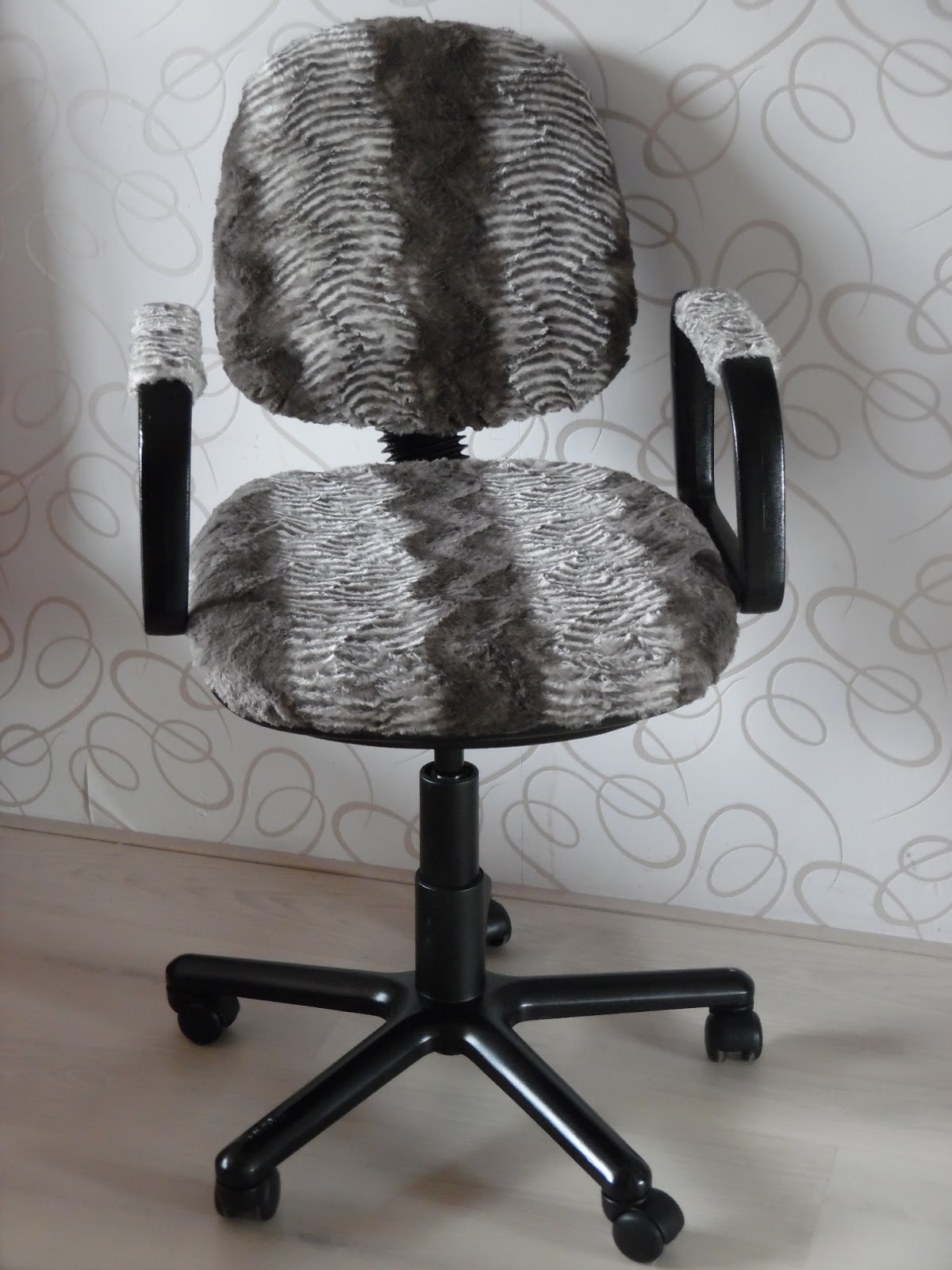 DIY fur chair reupholster (via ahappyhomeinholland)