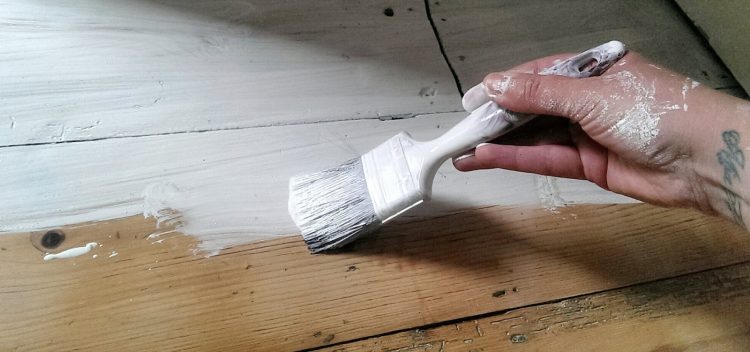 How to whitewash wooden flooring (via nostalgiecat)