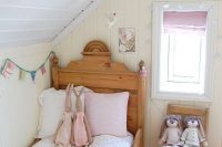 20 vintage attic girls’ room with blush accents