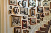 a vintage gallery wall with artwork and photos in mismatching and chic frames, gilded and not only perfecty matches the space