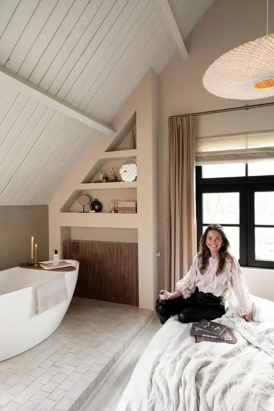 a neutral bedroom with an integrated bathroom, with a cool built-in storage niche with decor is a loely space