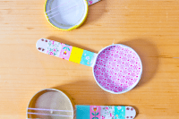 DIY popsicle stick mini banjos for kids