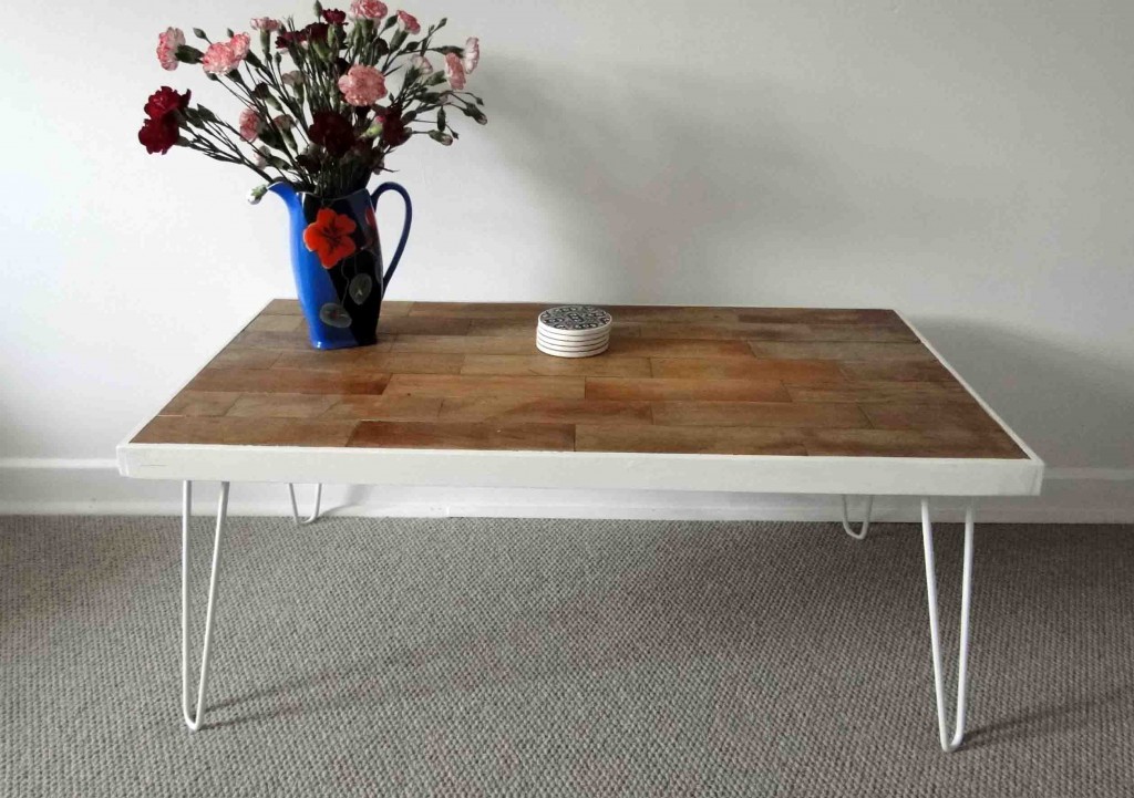 DIY coffee table with whitewashed hairpin legs (via remadeit)
