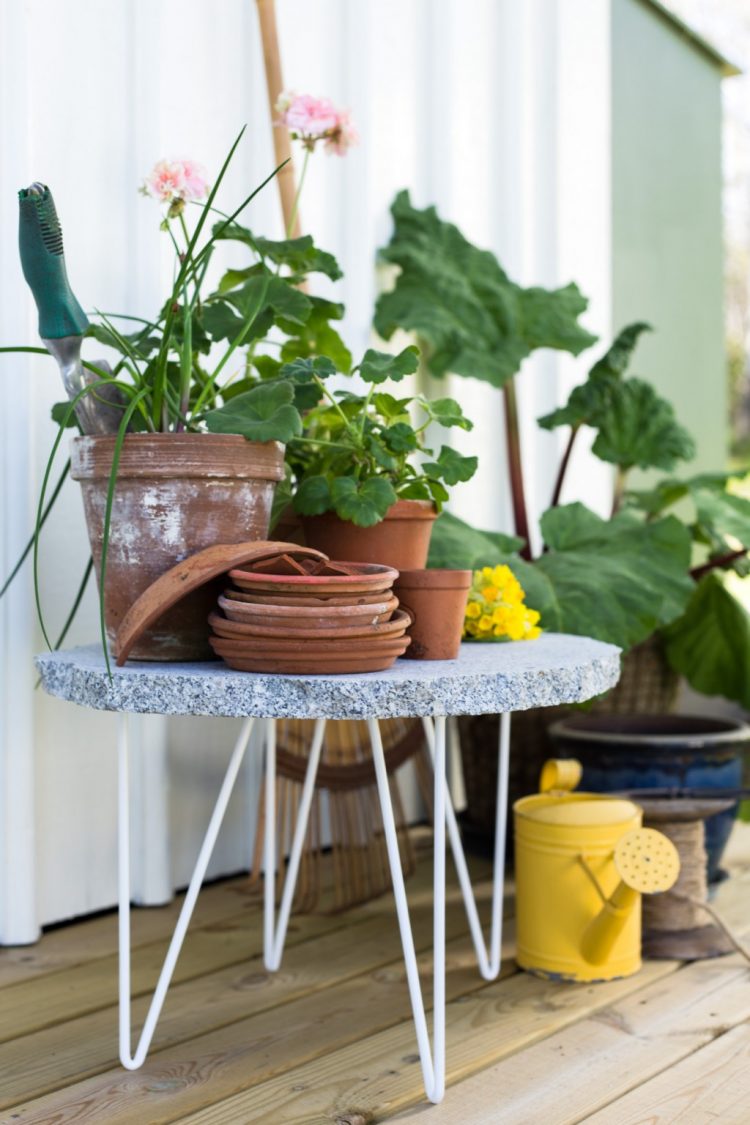 DIY concrete table with hairpin legs (via annamarialarsson)