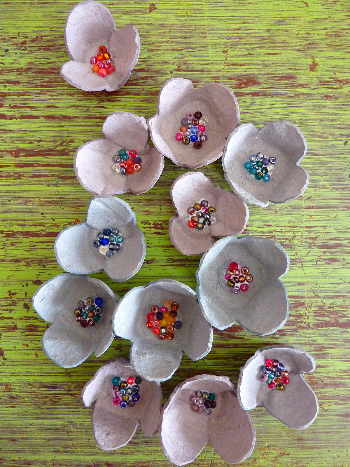 DIY egg carton flowers (via www.lovelywren.com)
