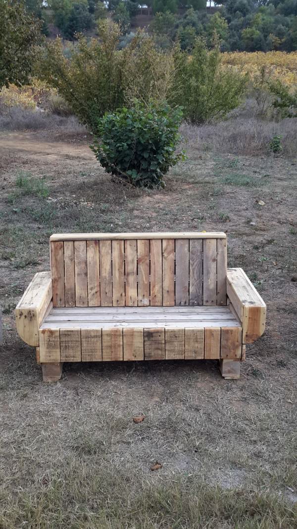 DIY sofa-styled pallet outdoor bench (via www.1001pallets.com)