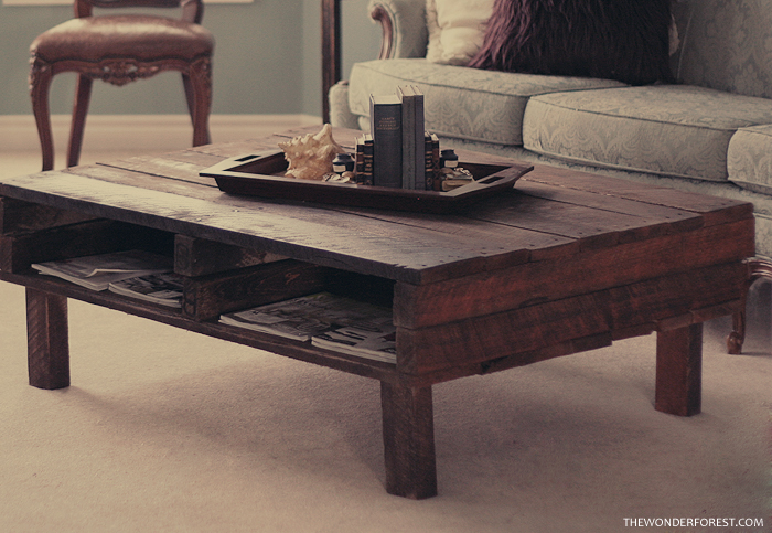 DIY rustic pallet coffee table (via thewonderforest)