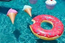 08 dessert pool floats