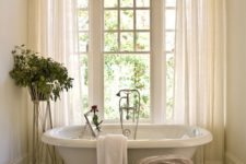 18 Provence-inspired bathroom design with light curtains
