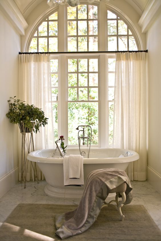 Provence-inspired bathroom design with light curtains