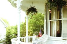 21 round southern-style whitewashed porch