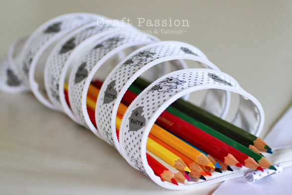 DIY zip-it-up pencil case (via www.craftpassion.com)