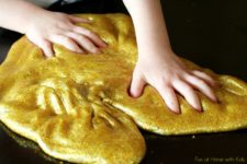 DIY golden glitter slime