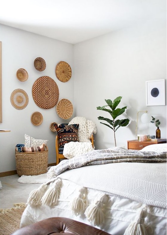 wall baskets and a storage one are used to emphasize the boho style of the bedroom