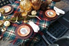 03 plaid tablecloth and blankets to keep the decor in the same style