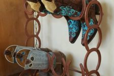 04 boot rack made only of horseshoes
