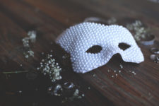 DIY pearl mask for Halloween